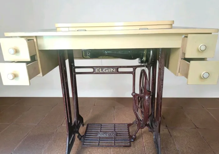 Máquina de costura não elétrica semi nova