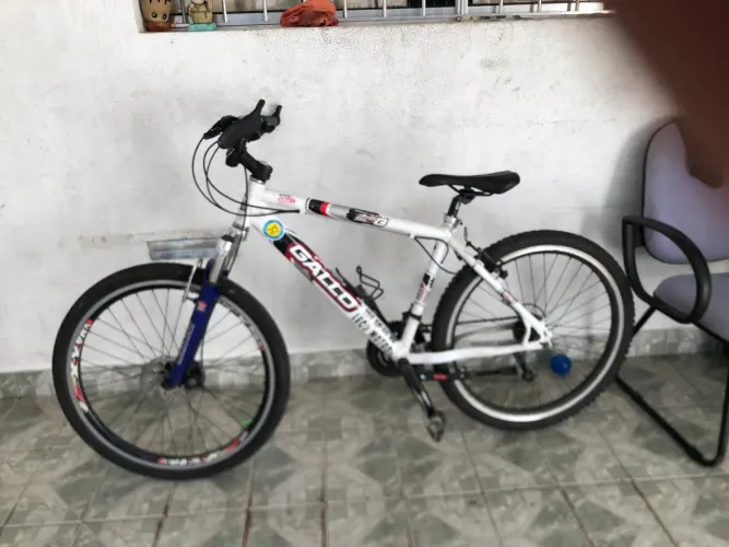 Vendo bike aro 26,com vmax dianteiro,de brinde vem o vmax traseiro mais precisa trocar o