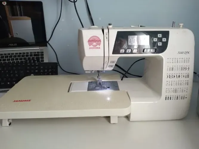 Maquina de Costura Janome Eletrônica com mesa extensora bivolt 3160QDC