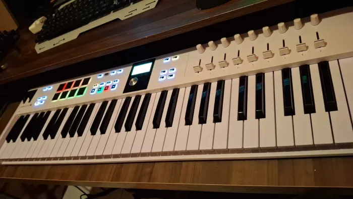 Controlador arturia modelo novo