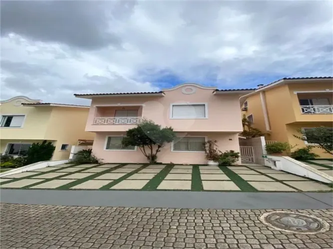 Casa à venda com 4 quartos, sendo 3 suítes, no condomínio Villas Nova Tatuapé I, São Paulo