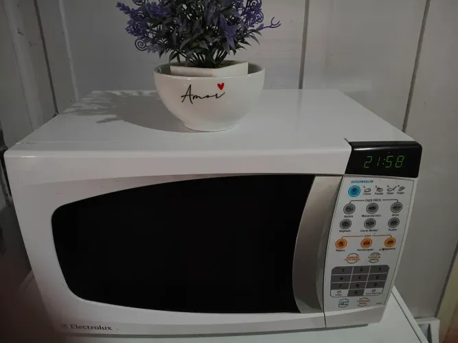 Microondas Electrolux 20litros 110volts impecável entrego