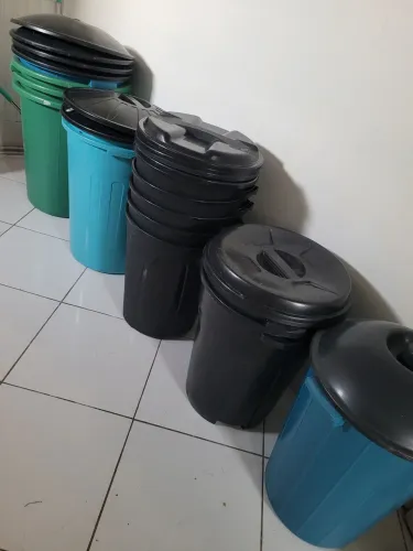 17 Balde ( 8 de 100L ) e ( 9 de 45L )