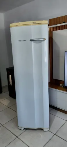 Freezer Electrolux FE26 frost free semi novo ENTREGO