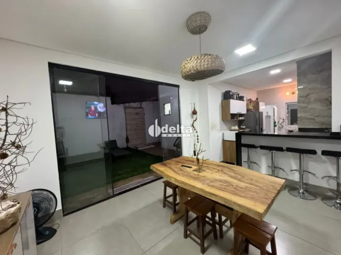 Casa com 2 quartos sendo 1 suíte disponível para venda no bairro Jardim Canaã em Uberlândi