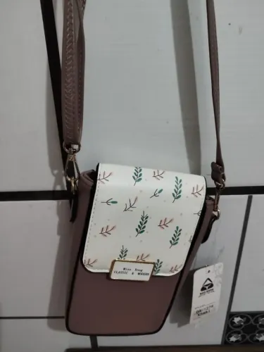 Bolsa de uma mão feminina
