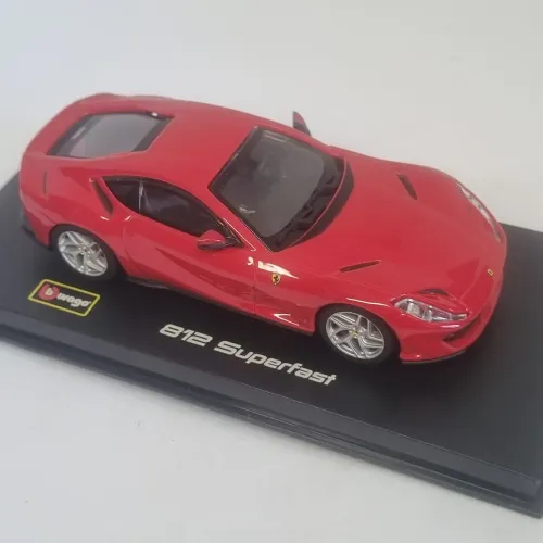 Ferrari 812 miniatura Burago 1:43