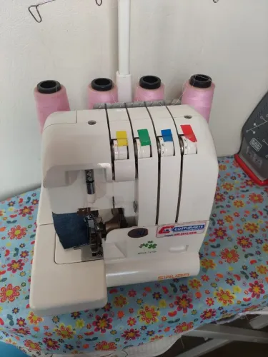 Overloque Domestica funcionando perfeitamente