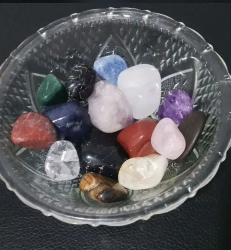 Pote de vidro com pedras naturais energéticas