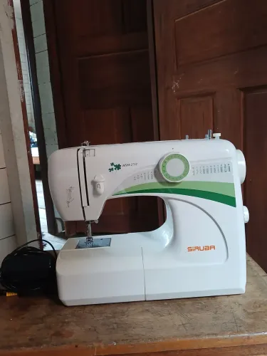 Vende-se essa máquina de costura