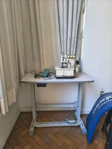 Máquina de costura Galoneira semi industrial com mesa acoplada