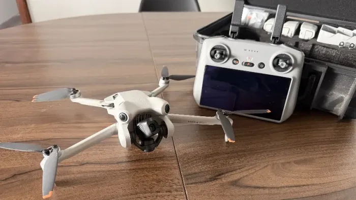 DJI Mini 4 Pro com baterias extras e acessórios