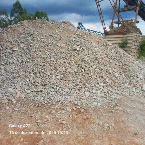 Material  reciclado  para manutenção  estradas rurais  acabar  com barro  concreto puro se