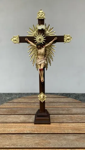 Crucifixo com resplendores de mesa ou de parede.