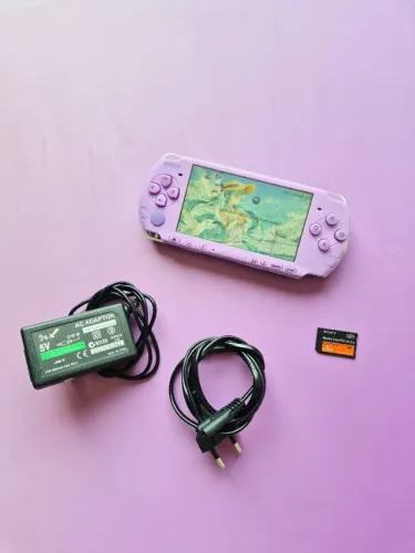 PSP 3000 Roxo Lavanda (Lavender Purple) + Memory Stick 8GB Lotado de Jogos