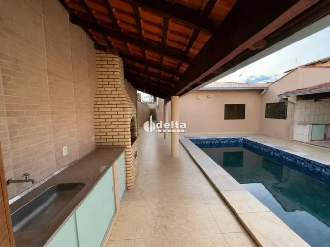 Casa com piscina aquecida disponível para locação no bairro Santa Mônica em Uberlândia-MG