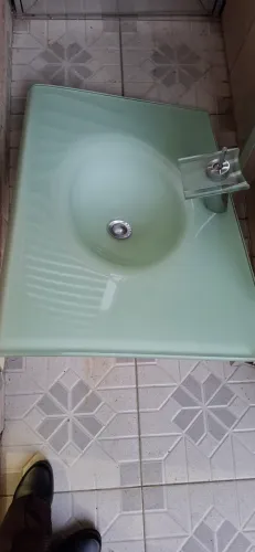 Pia com torneira cascata