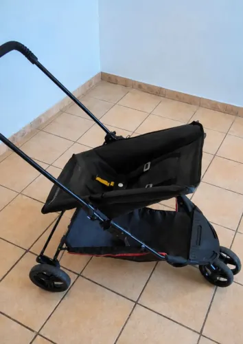 Carrinho de bebê compacto