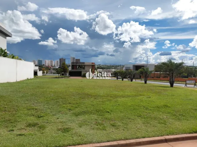 Lote disponível para venda no bairro Granja Marileusa em Uberlândia-MG
