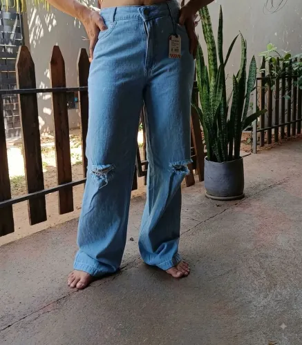 Calça Jeans Wide Leg Feminina Lavagem Clara com Rasgos nos Joelhos