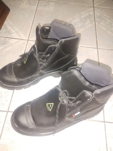 2 Pares de botas novas, valor pelo lote.