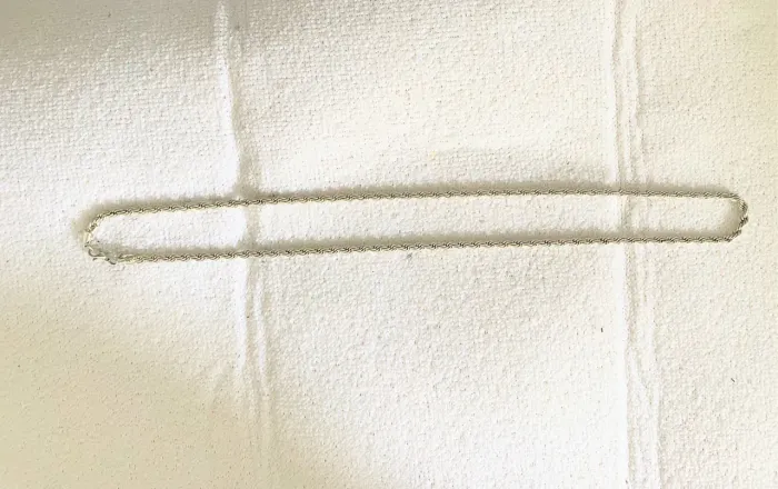 Vende-se Corrente com banho de Prata 60 cm. Unissex detalhada.