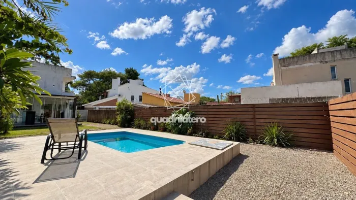 Sobrado no Recanto de Portugal com piscina em terreno de 500m² próximo à Av. Adolfo Fetter