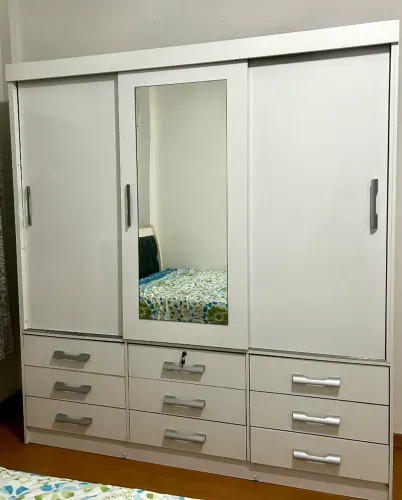 Guarda-Roupa Casal Branco 3 Portas de Correr com Espelho e 9 Gavetas - Excelente 