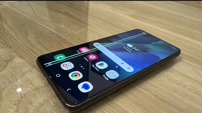 Vendo Celu S21fe usado pegando perfeitamente único defeito e q tem duas listra na tela