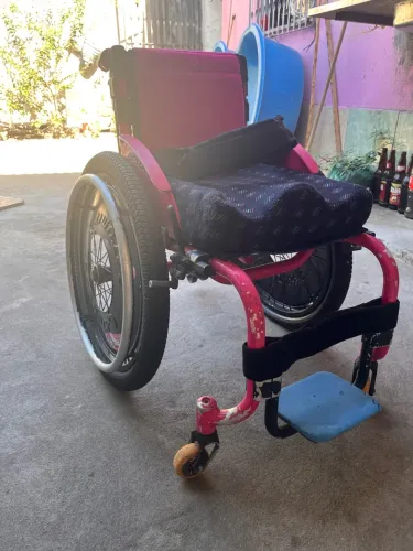 VENDO CADEIRA DE RODAS INFANTIL
