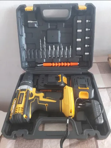 Vendo uma furadeira usada muito conservada