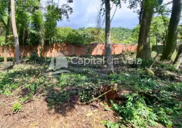 TERRENO PLANO COM ESCRITURA DEFITINIVA, PROXIMO A PRAIA DO PEREQUÊ