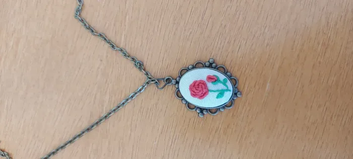 Colar com medalhão bordado a mão, novo 