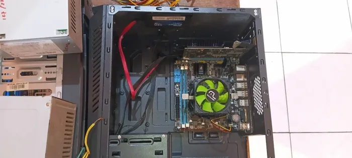 Lote de peças de informática / sucata / Pc ( placa Gt 710, SSD, Placa-mãe, Teclados)