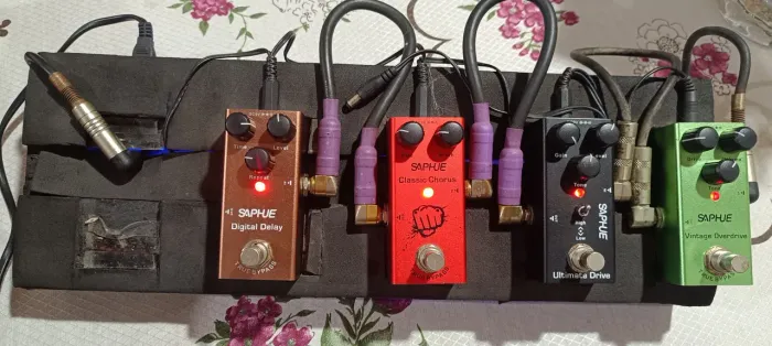 Pedalboard completo Artesazal com Fonte. Iluminação  Led, com 4 pedais Shapue - É so usar
