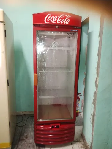 Vendo este expositor de bebidas metalfrio grande em ótimo estado de conservação 