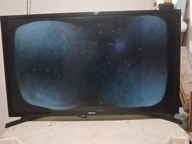 Televisão 32 polegadas, com defeito