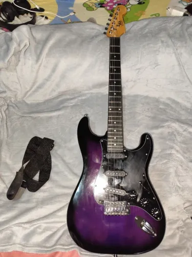 *Guitarra Stratocaster Konig+ Mini amplificador de 5w*