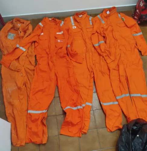 Vendo 4 macacões RF anti chamas 3 novos 2 tamanho G - 1 tamanho M e 1 tamanho EXG usado.