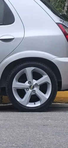 Roda e pneu aro 15 4 furos