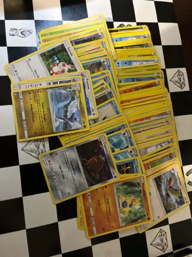 caixa com cartas pokemon