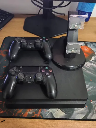 PS4 Slim Completo - 2 Controles + Base Carregadora - Excelente Estado
