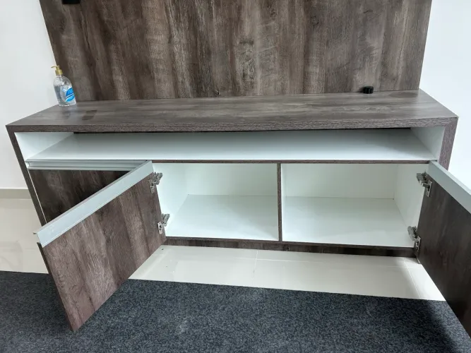 Vendo hack em ótimo estado. Em mdf cinza. Com 3 portas para guardar aparelhos eletrônicos