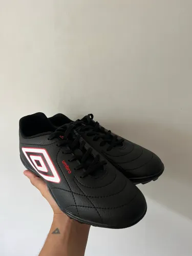 chuteira umbro society