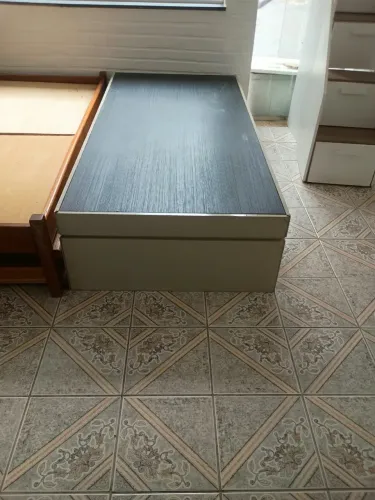 Cama solteiro revestimento fórmica cinza 