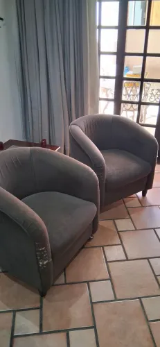 Duas poltronas estofadas confortáveis