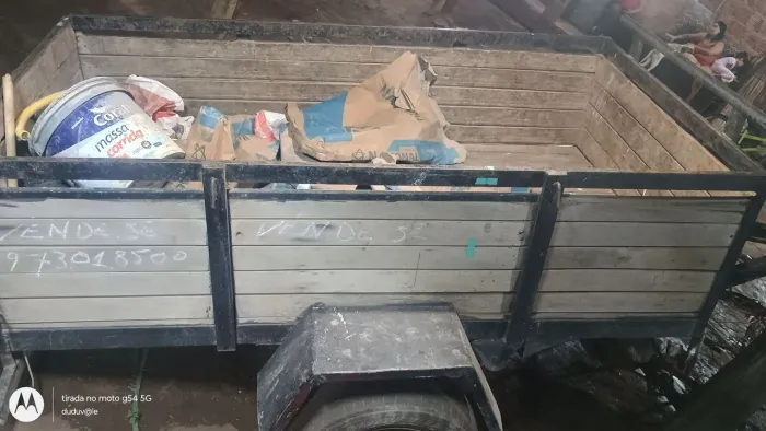 Vende-se carroça com reboque e emplaca...