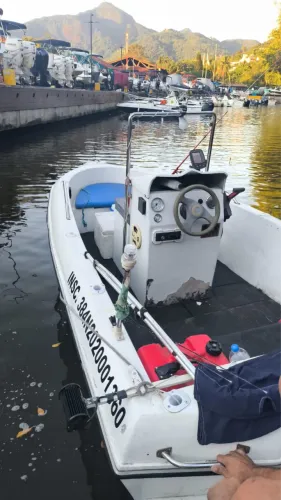 Lancha 16 pes com YAMAHA 40 hp todo revisado