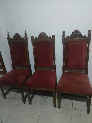 Cadeira antiga estofada em tecido