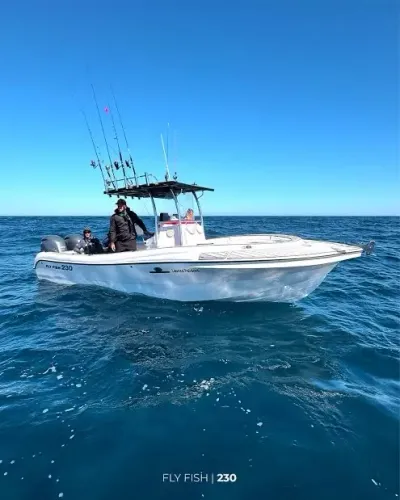Lancha Fly fish 230 barco de pesca